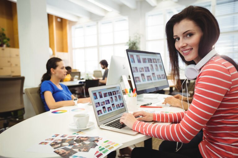 Graphic Designer looking camera while working in Geniale marketing